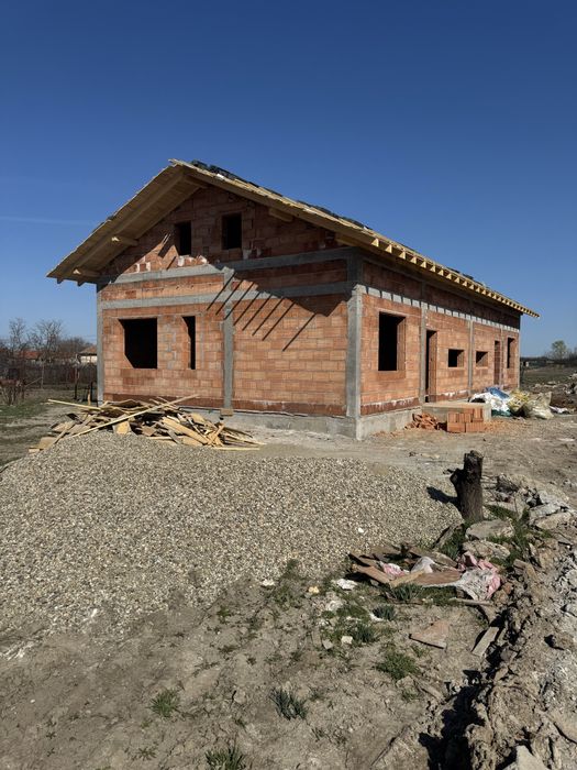 Constructii case la rosu | Fundatii | Zidarie | Beton | Acoperis