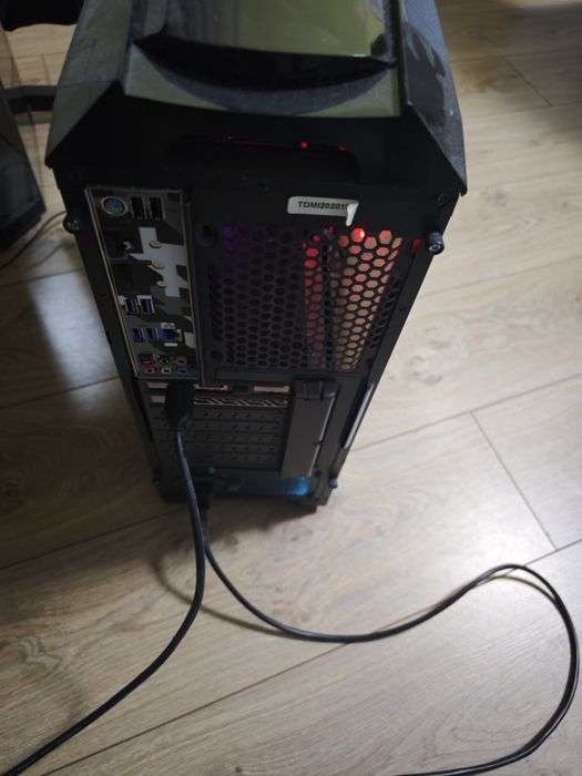 Продавам компютър и лаптоп