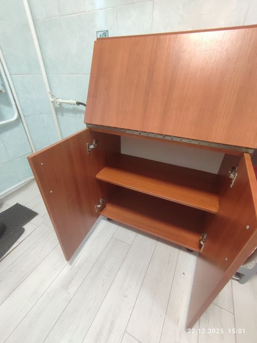 Продам секретер.