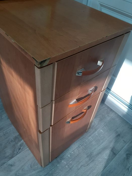 Продам тумбочку с зеркалом