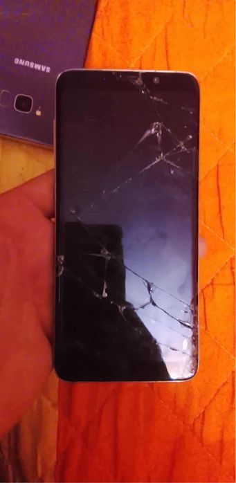 Buna am ai eu telefoane de piese unele se pot repara