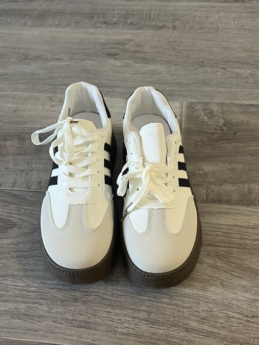 Продам кроссовки новые