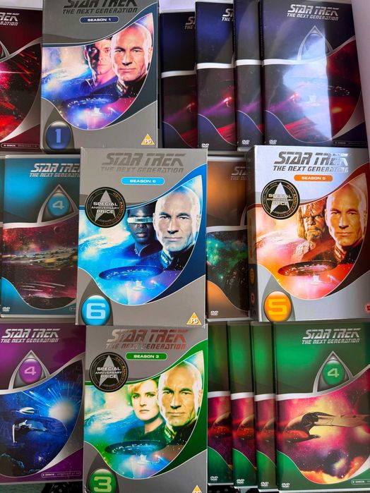 VAND Colectia video STAR TREK Sezon 1 - Sezon 2- Sezon 3 - Sezon 4 - Sezon 5 - Sezon 6 - Sezon 7 sunt 49 DVD-uri IN TOTAL