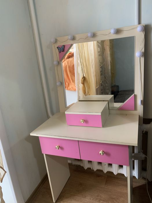 Продам барный стул и стол для девочки