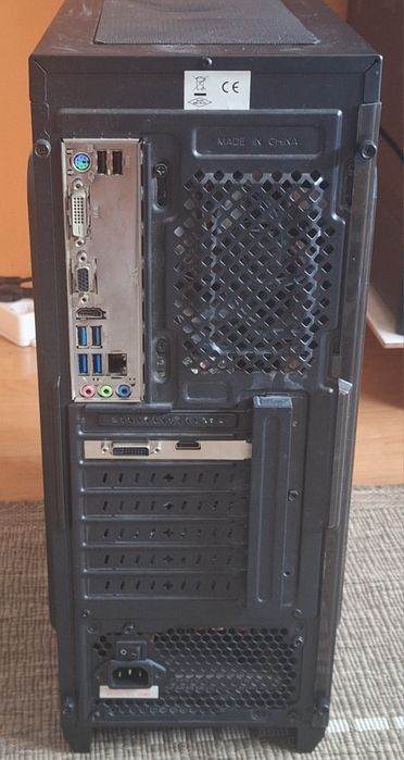 Геймърски компютър с монитор