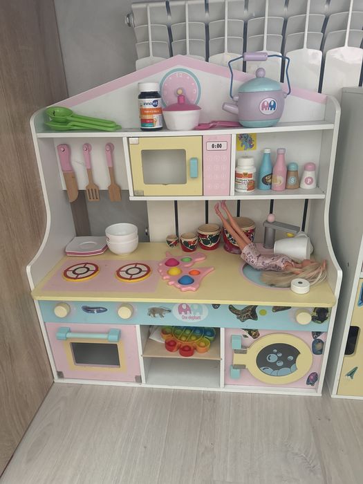 Детская кухня с деревянными посудами