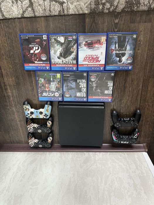 PlayStation 4 slim + 7 дисков + 5 геймпадов