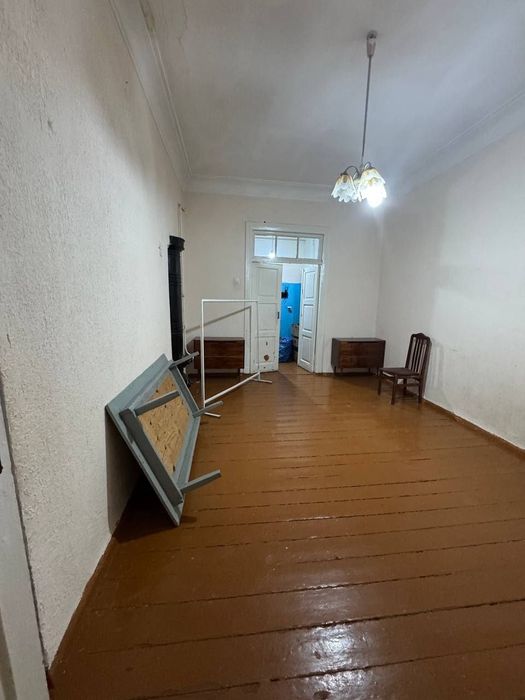 Чирчик шахар 
Навои узбегим туйхонаси ёнида 
#2-хона 3-етаж
 кварти