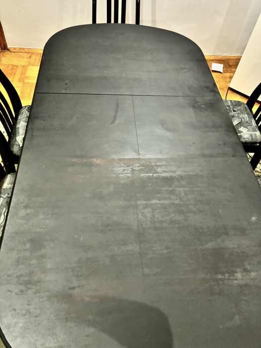 Продаётся обеденный стол с 5 стульями.