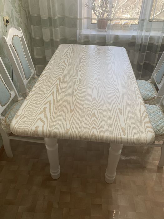 Продам стол с 4 стульями