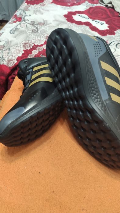 Продаю кроссовки