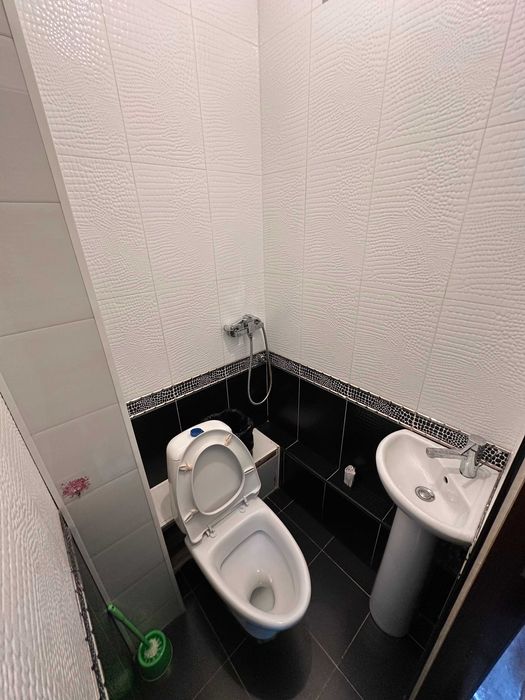 Квартира Сотилади жуда қуллай ва марказда, метрога 300 мерт.