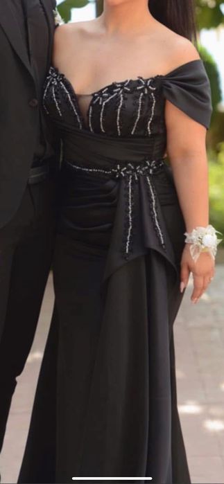 Елегантна рокля с камъни и мъниста