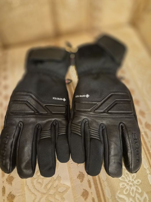 Ски оборудване обувки очила щеки ски