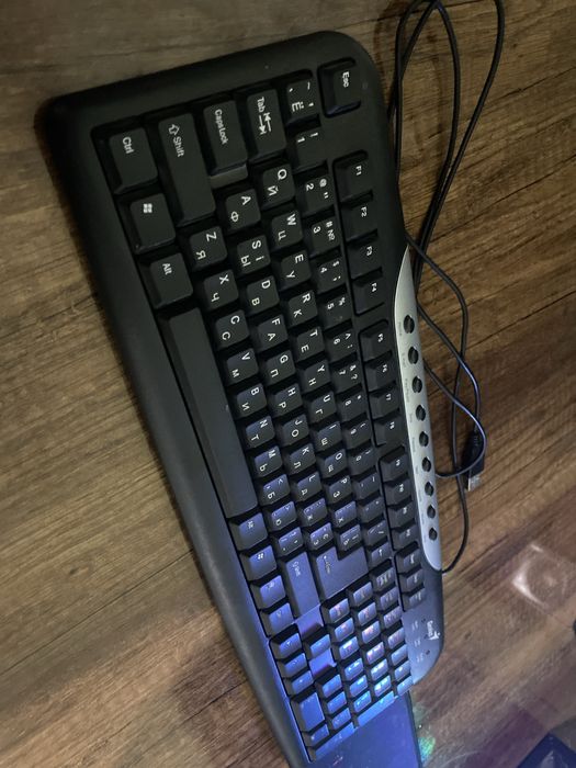 Klaviatura ish stoli uchun