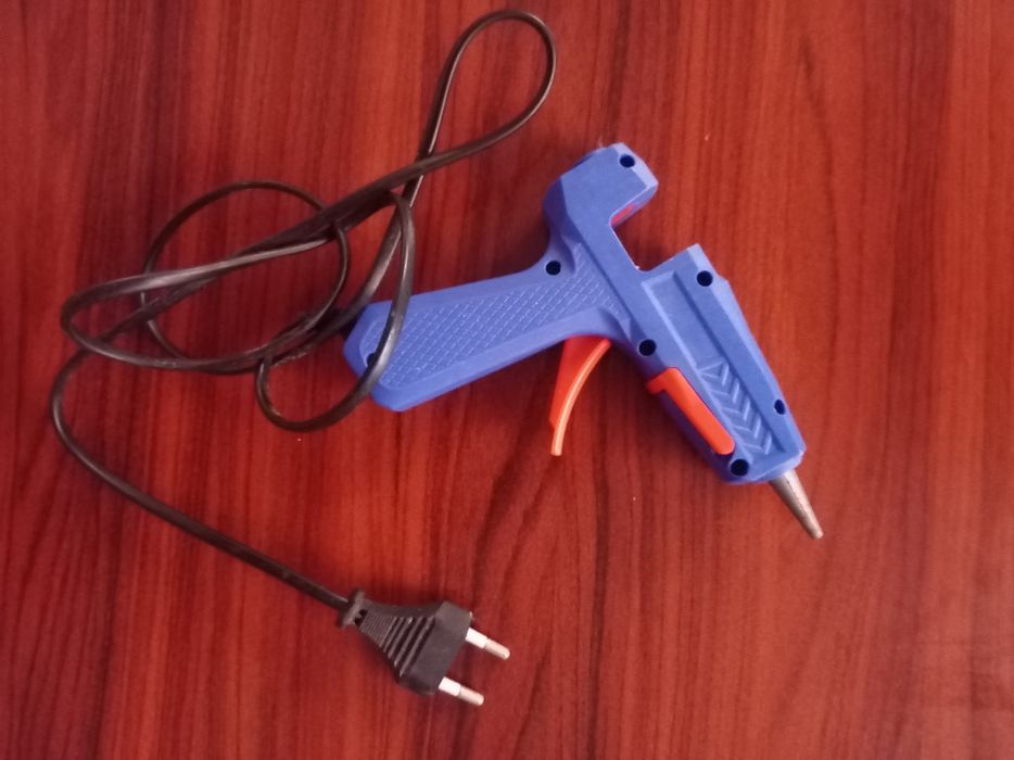 1-Soch dazmol va gafri 2tasi 1  2- sochni jingalak qiladigan 3-fen