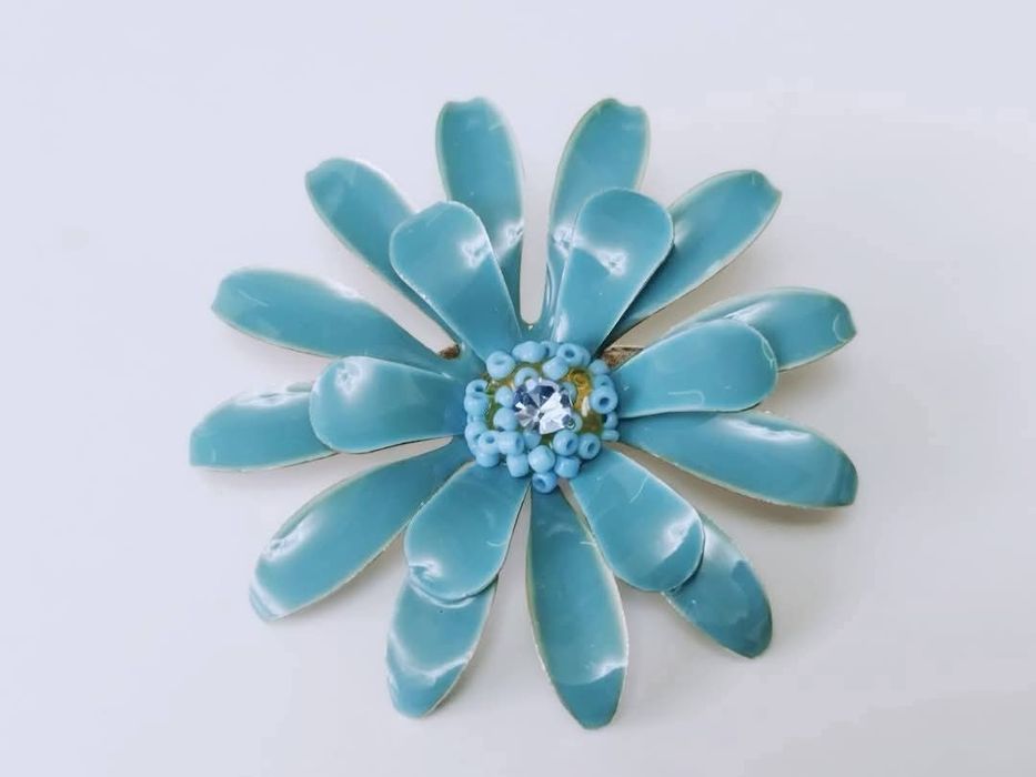 Veche brosa in forma de floare din email, placata cu argint, anii 50-6