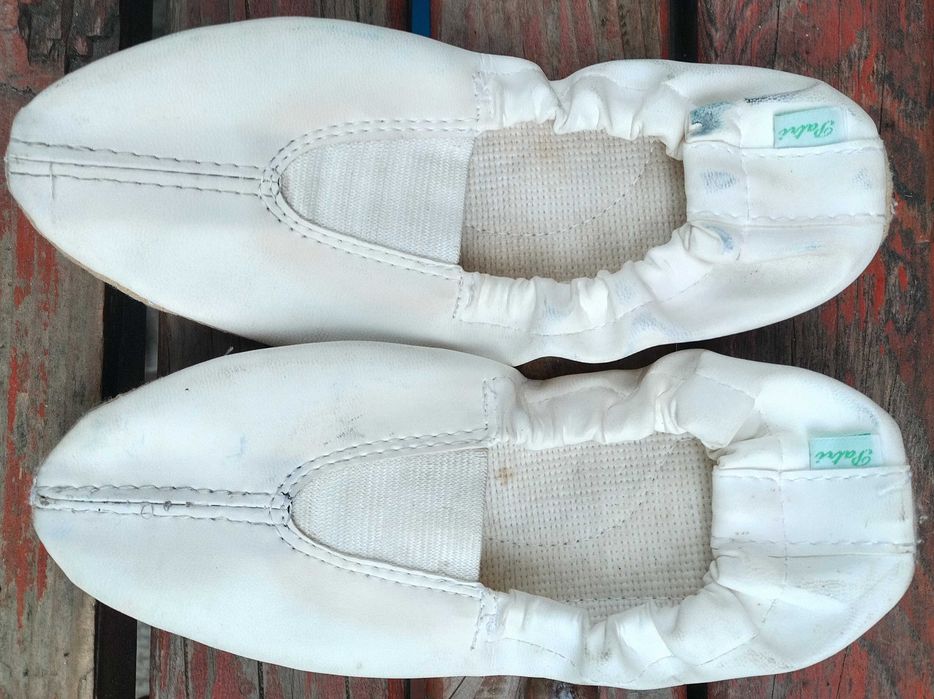 Унисекс маратонки за деца, както и чифт маратонки за фитнес.