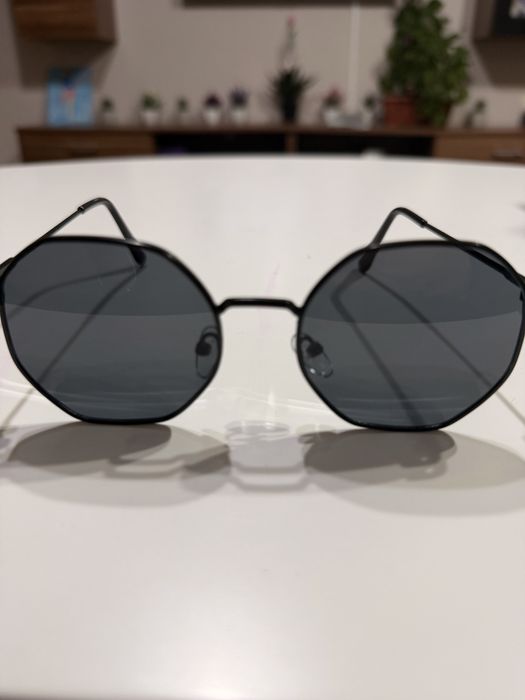 Продавам слънчеви очила