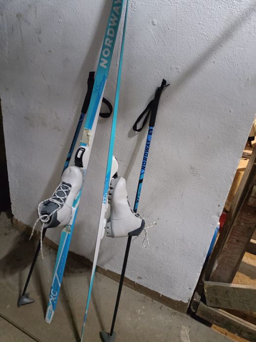 Продам коньки и лыжи