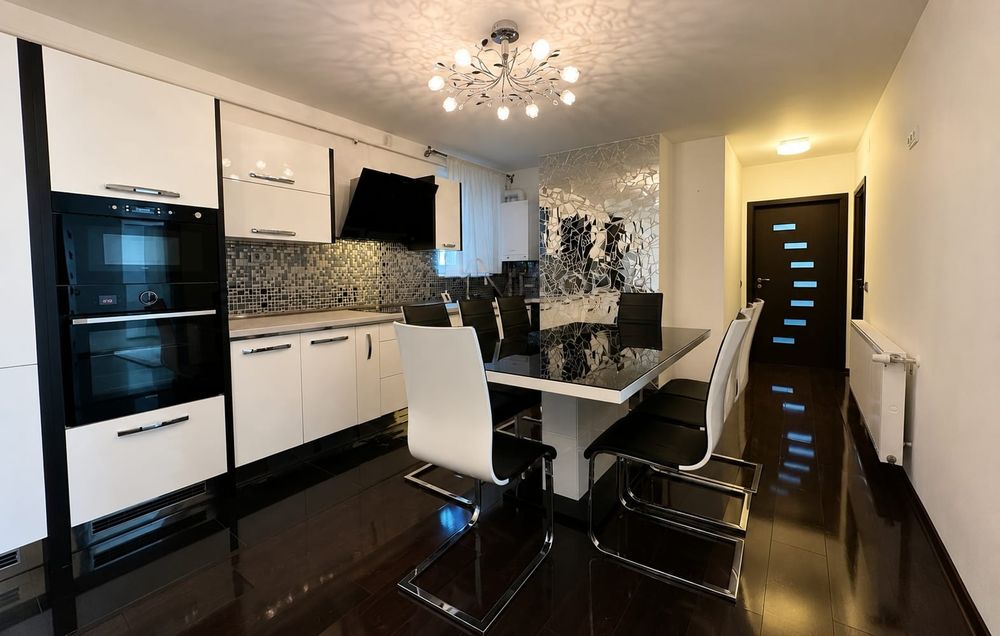Apartament cu 3 camere de închiriat
