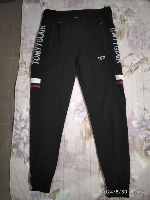 Продавам юношеско долнище Tommy Glair