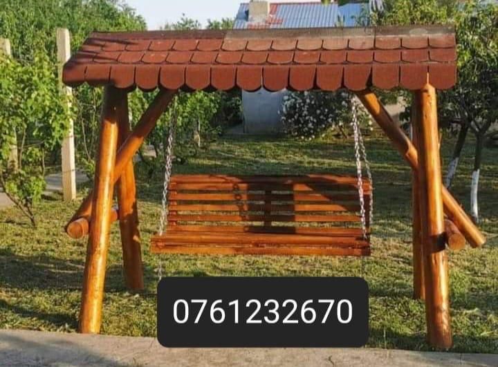 Leagăne și mese rustice