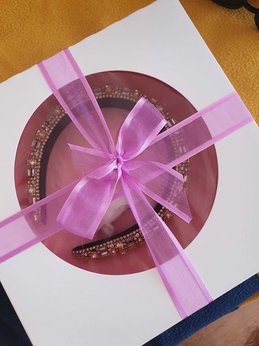 Златиста тиара покрита с кристали