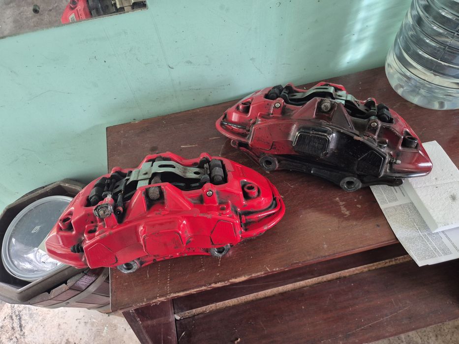Продавам оригинални спирачни апарати Brembo – червени