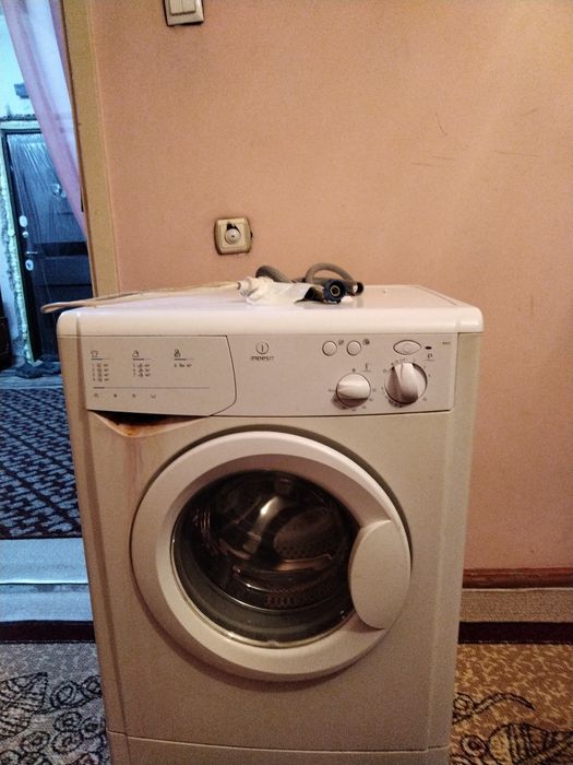 Стиральная машина (5 кг) Indesit цена миллион (можно договорится)