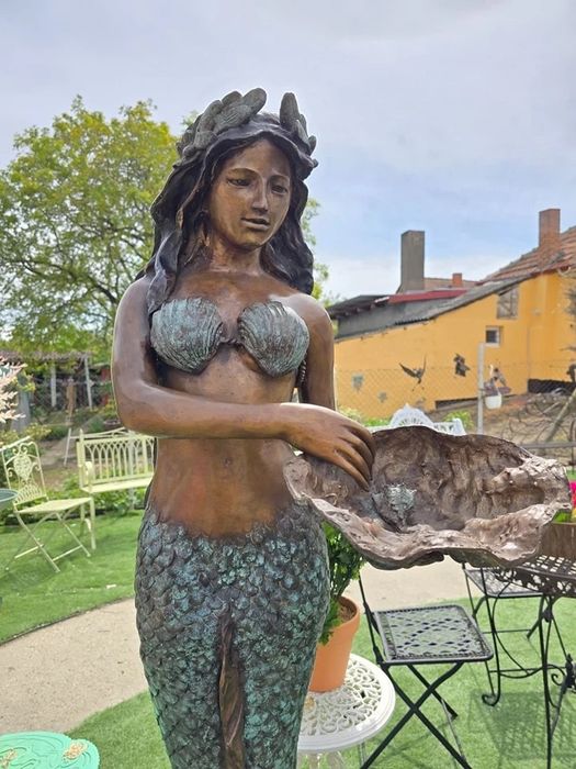 Fantana arteziana din bronz în forma de sirena.