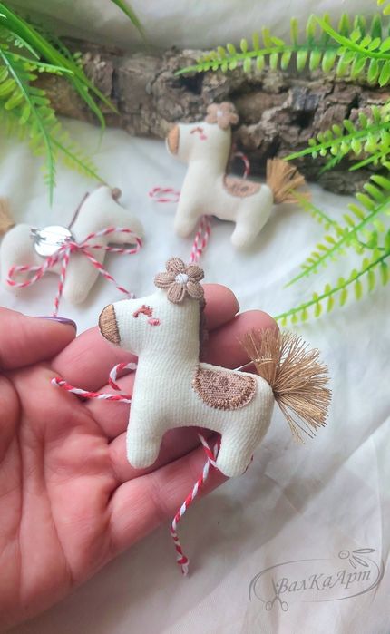 Ръчно изработени мартеници - гривни, брошки, шноли,магнити,венци и др.