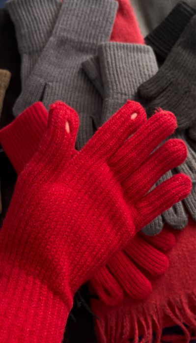 Женские перчатки разные