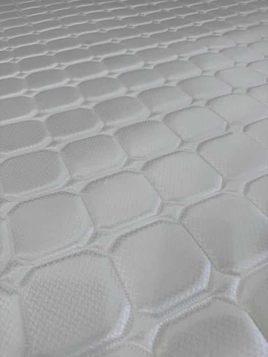 Двуспальная кровать с матрасом