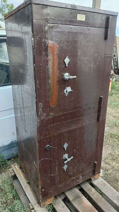 Продам сейф советский крепкий