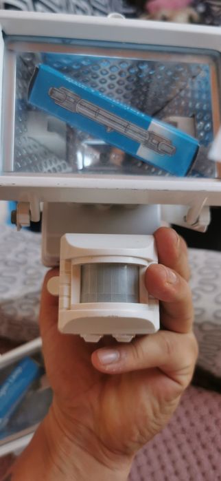 Două Proiectoare cu Halogen și Senzor de Mișcare.