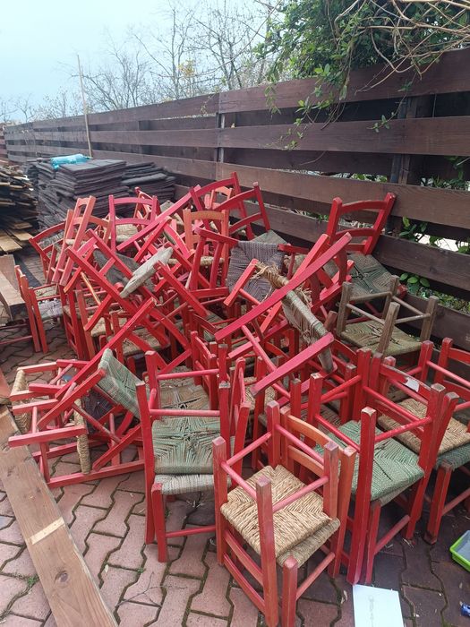 Vând scaunele  rosii