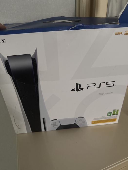 Продам PS 5 с 2 ддойстиками