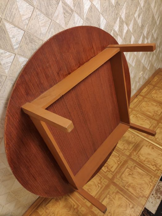 Круглый стол для гостей