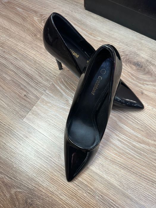 Черни лачени обувки
