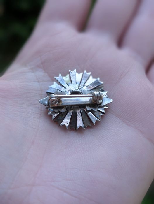 Brose veche din argint, in forma de floare, ametist, STERLING