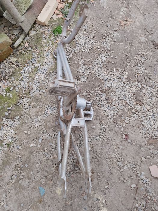 Vând bicicleta BMX pentru piese