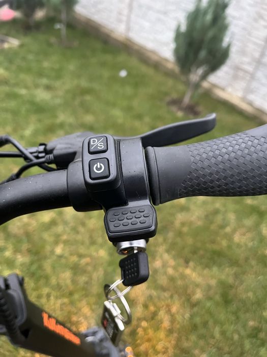 Vand trotineta kukirin g2 master.Are 2 zgarieturi,merge perfect!