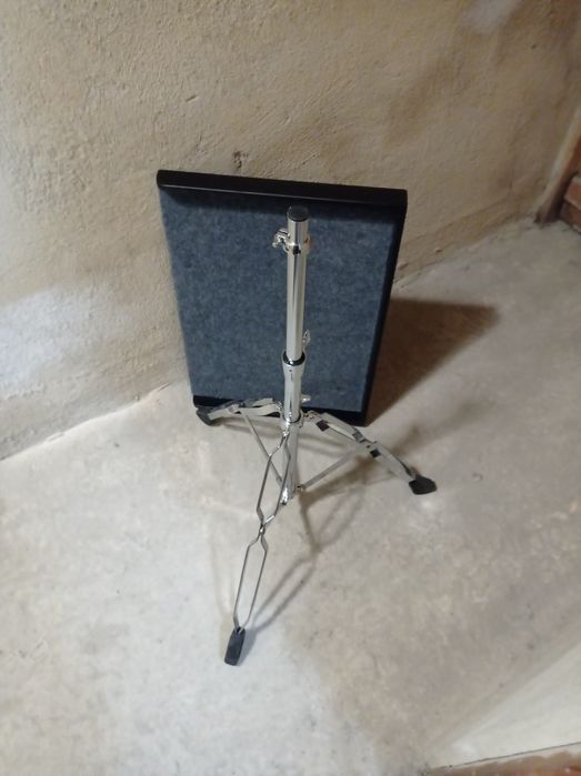 Маса за сцена-перкусии, лаптопи, диджей