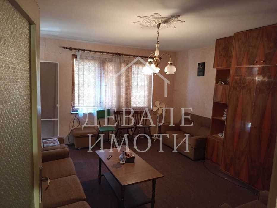 Продава се масивна двуетажна къща в центъра