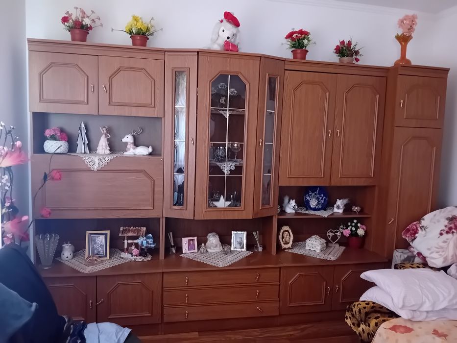Vând mobila cu vitrina și dulapuri