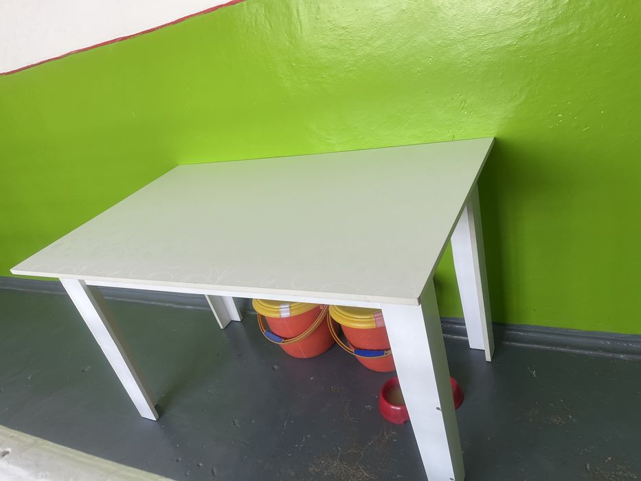 Продам стол для кухни без стульев