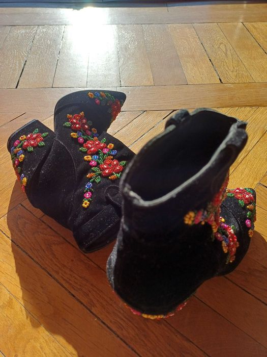 Ghete brodate din catifea - „Mineli Boutique Bucharest”