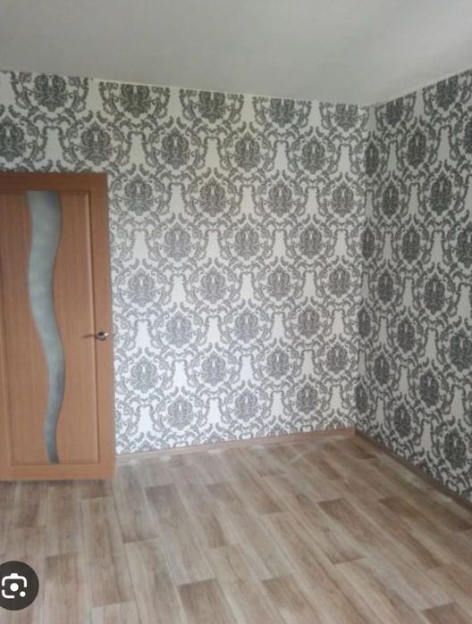 Клеим обои, делаем левкас