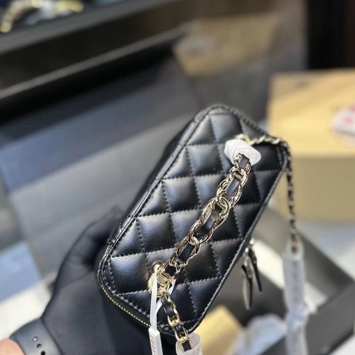 Отделни чанти Chanel и Prada